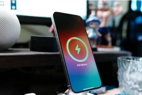 北湖苹果15换屏服务分享用什么充电器给iPhone15充电更好 